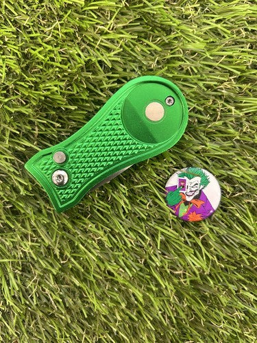 THE JOKER GOLF BALL MARKER AND GREEN RETRACTABLE PITCH REPAIR SET