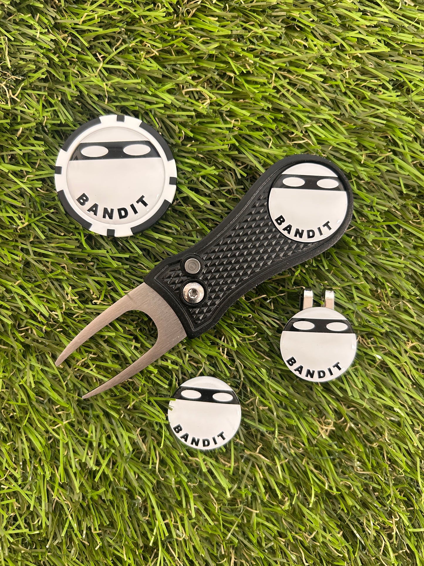 Golf Bandit (5) Golf ball marker with metal pitchfork and poker chip
