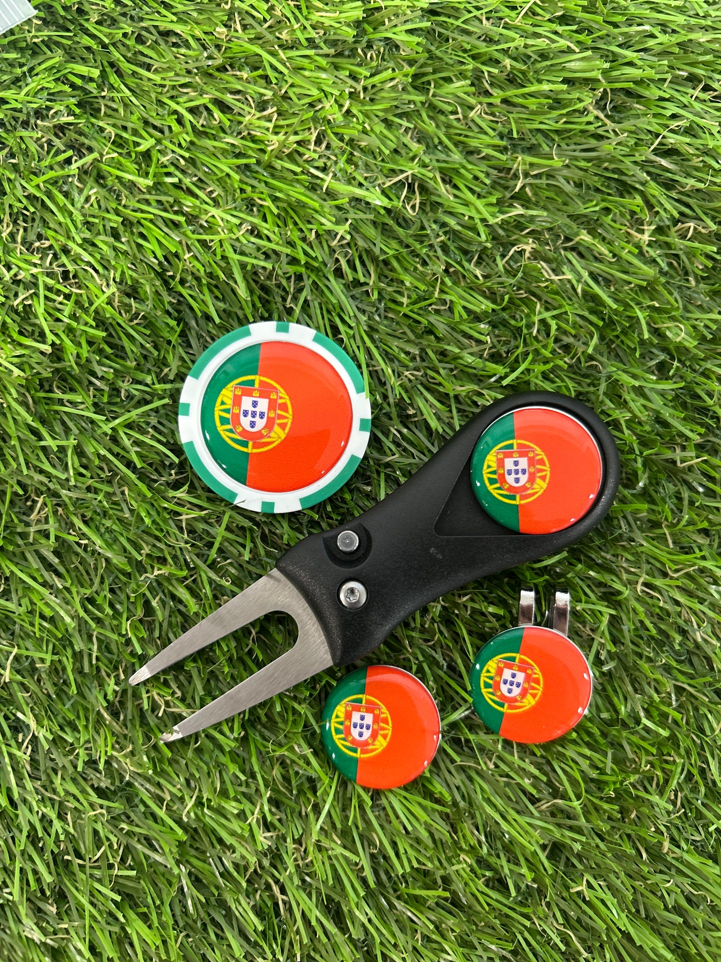 Flags of the World Traditional Pitchfork including 3 Flag markers and poker chip