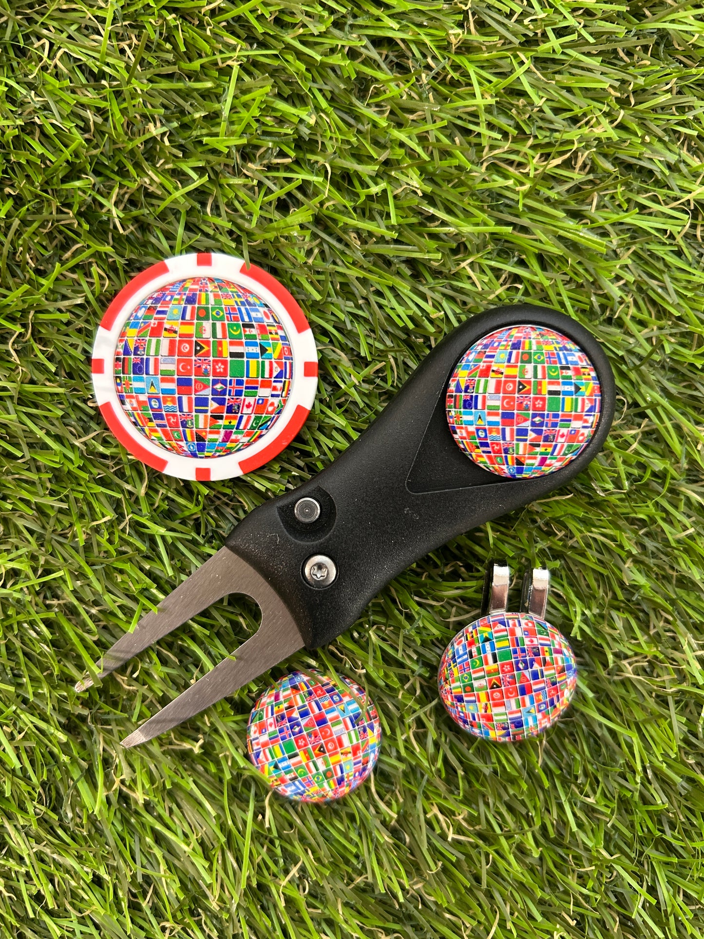 Flags of the World Plastic Pitchfork 3 Flag markers and poker chip