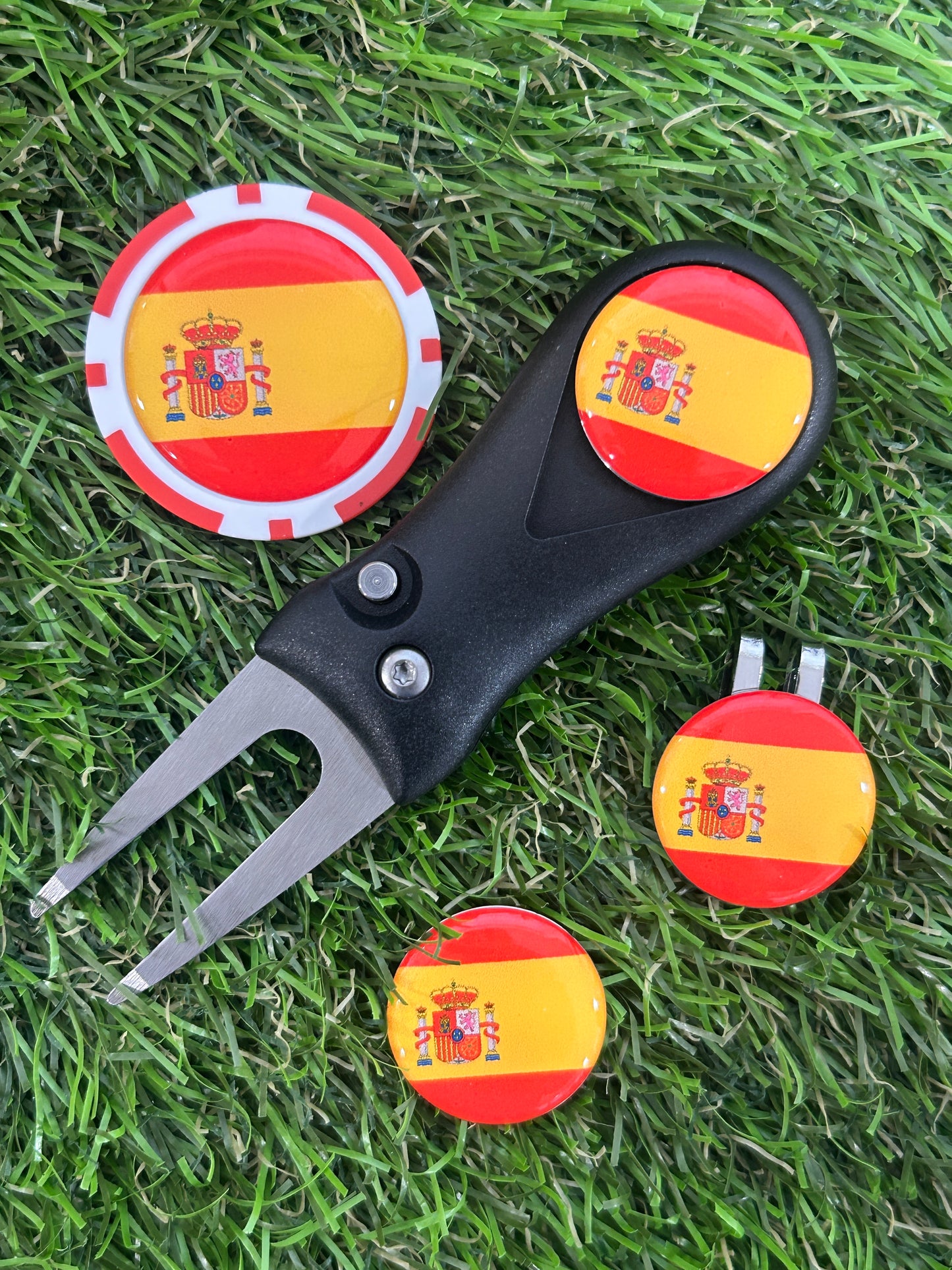 Flags of the World Traditional Pitchfork including 3 Flag markers and poker chip