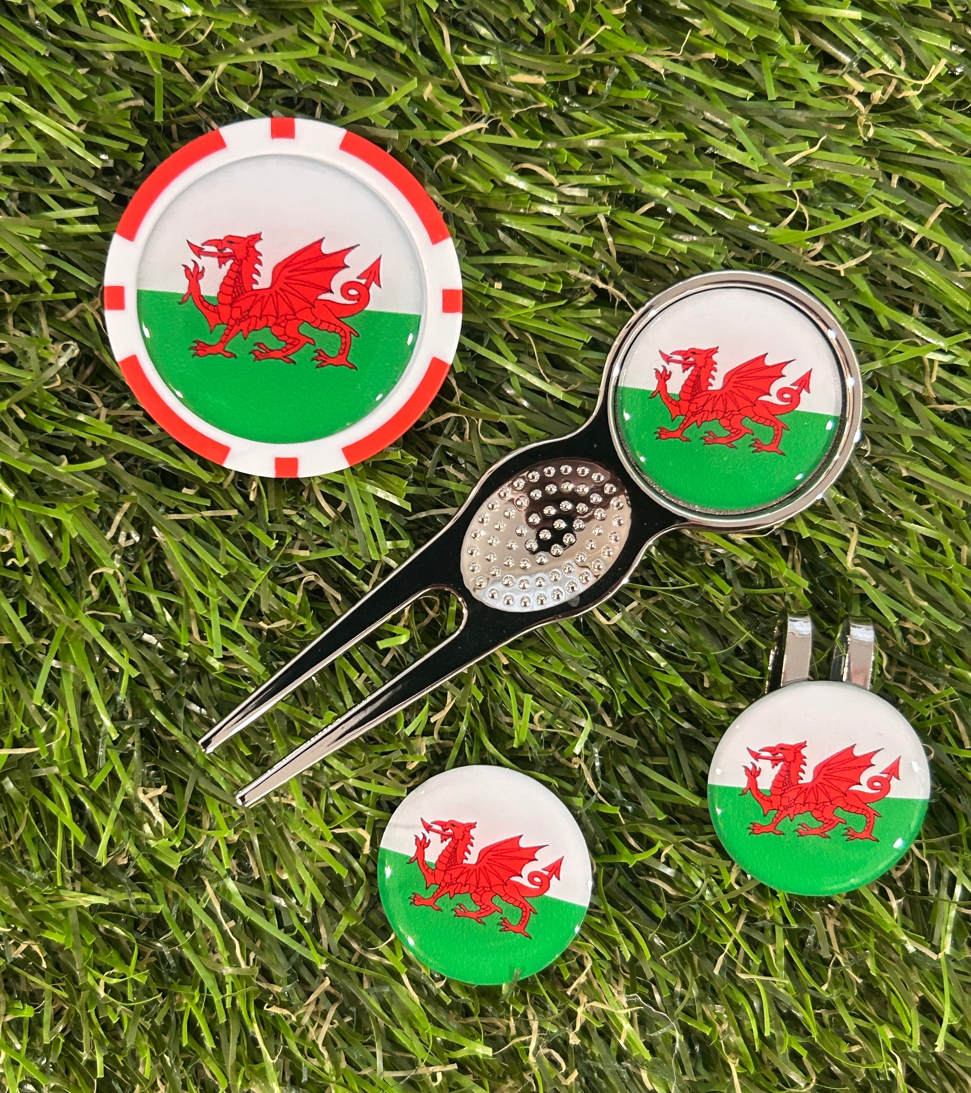 Traditional pitchfork Welsh flag golf set