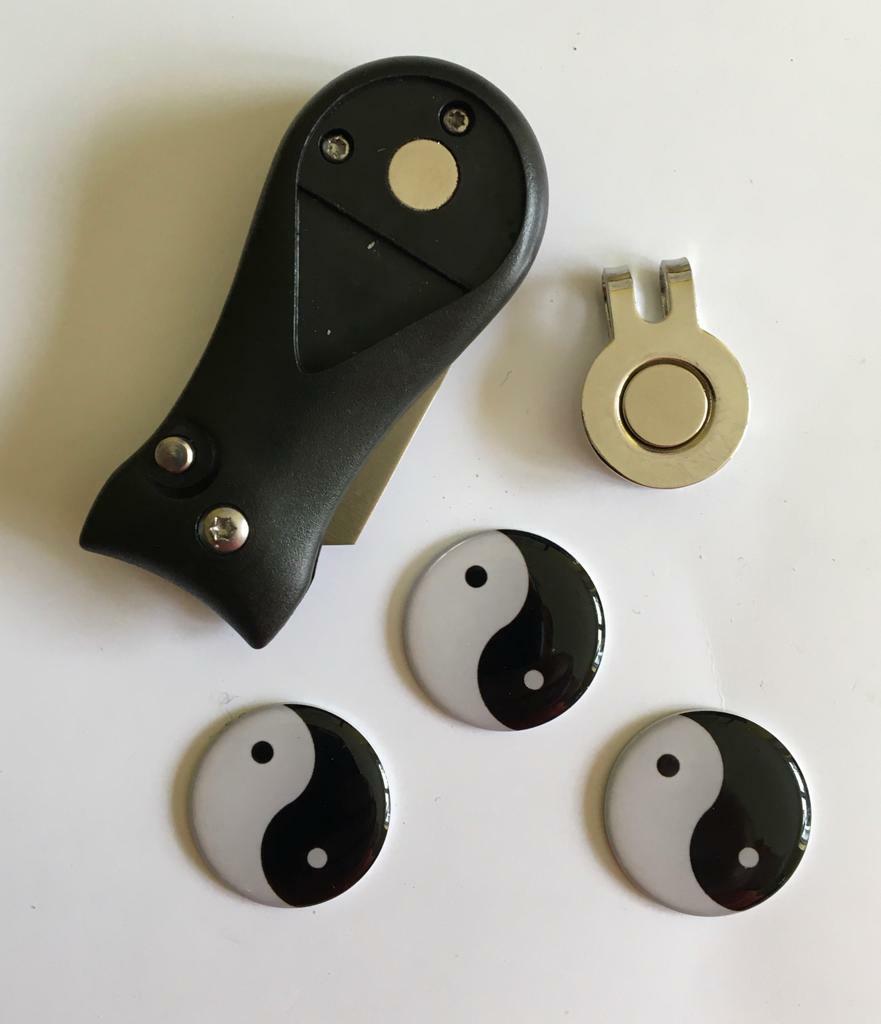 Golf Pitchfork Magnetic Hat Clip With 3 Ying Yang Markers