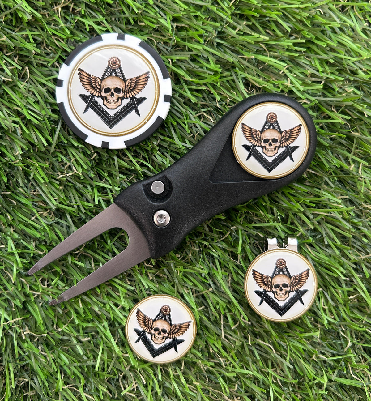 Golf Pitchfork Magnetic Hat Clip With 3 Masonic Skull Markers and Poker Chip