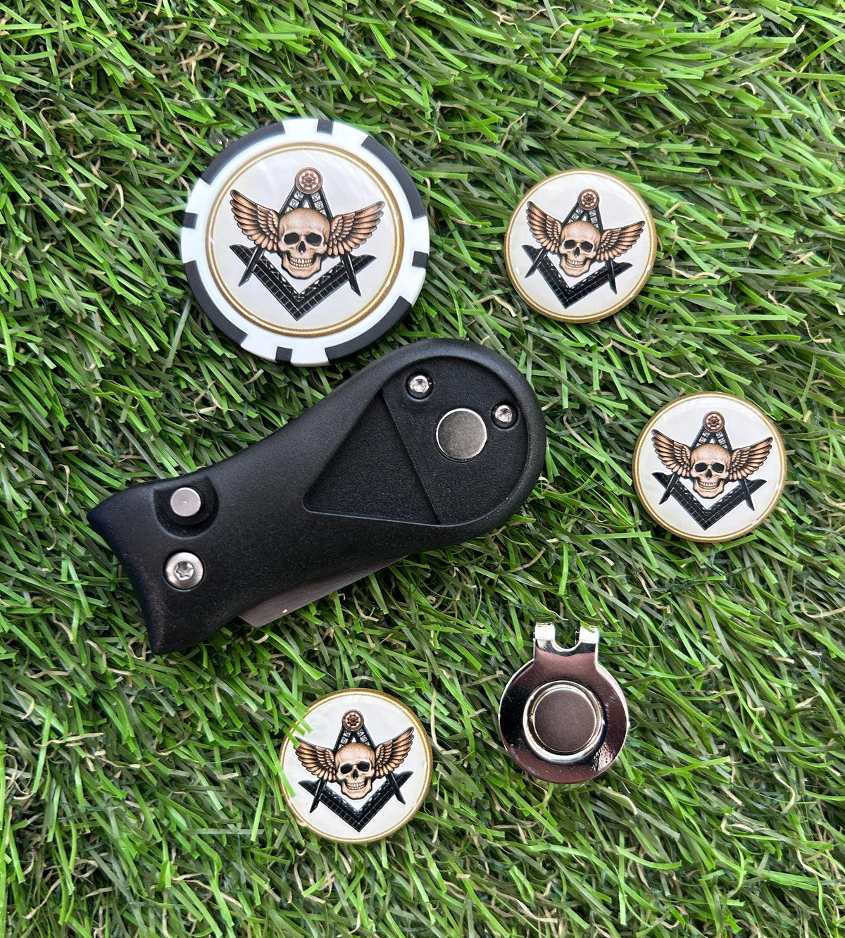 Golf Pitchfork Magnetic Hat Clip With 3 Masonic Skull Markers and Poker Chip