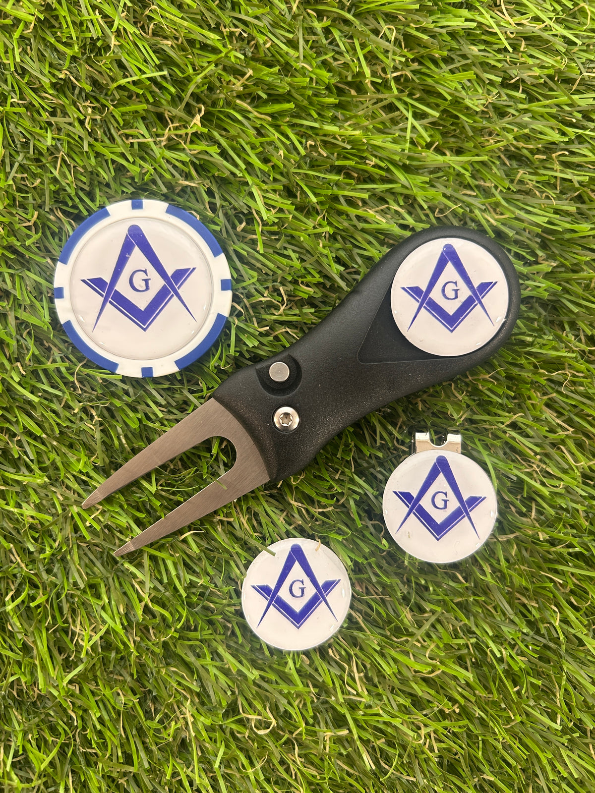 Golf Pitchfork Magnetic Hat Clip With 3 Masonic Markers and Poker Chip