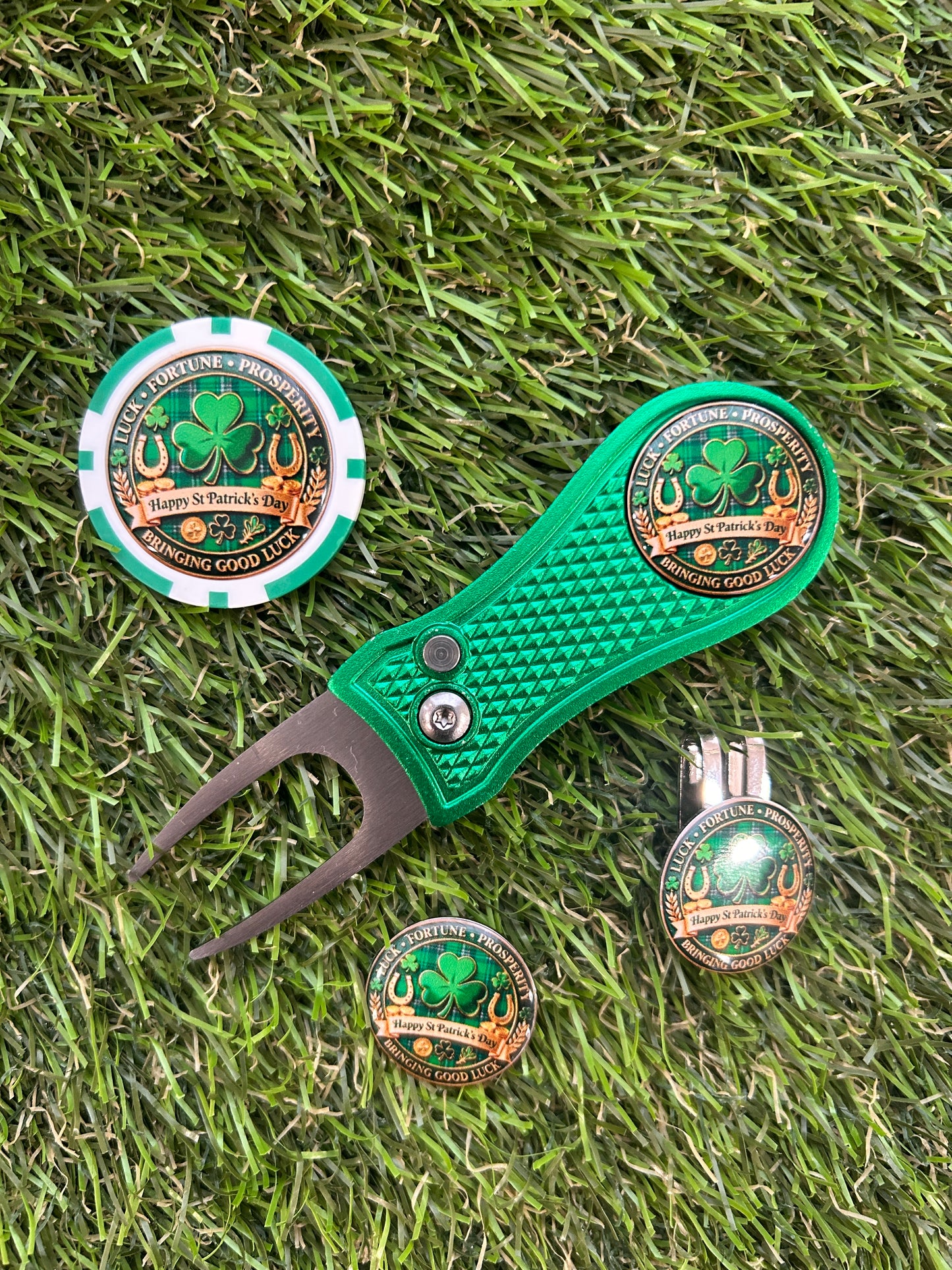 St Patrick’s Day Golf ball marker with metal pitchfork and poker chip